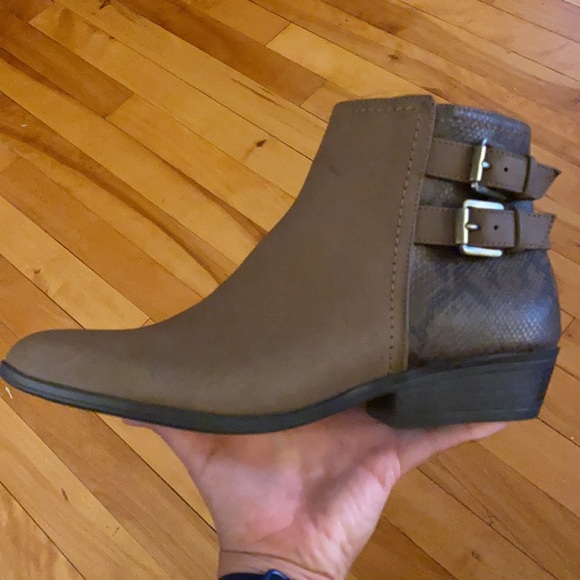 Ankle Boots. Tan/Snake. Size 9. - Picture 7 of 11